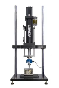 Material testing machine performing Dynamic loading test according ISO 14801 in a heated saline bath